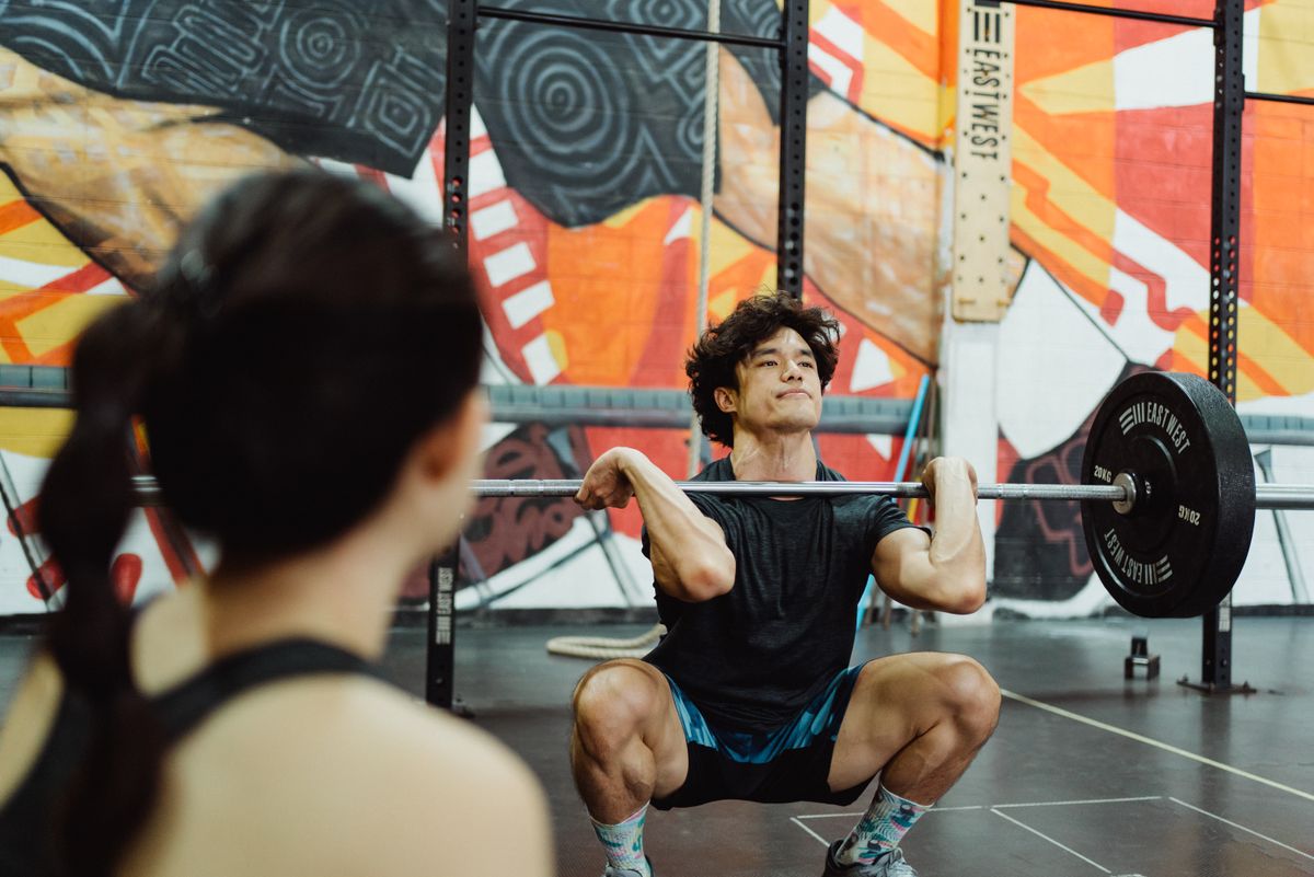 Sporter voert een front squat uit met barbell tijdens krachttraining